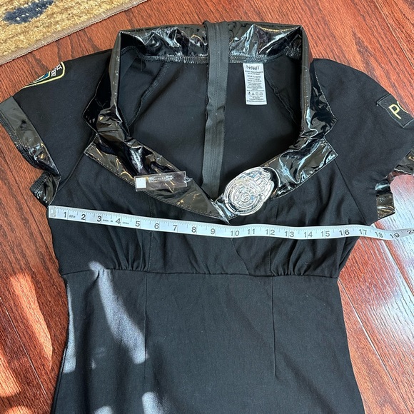 Spirit of Halloween police woman costume - Picture 12 of 16